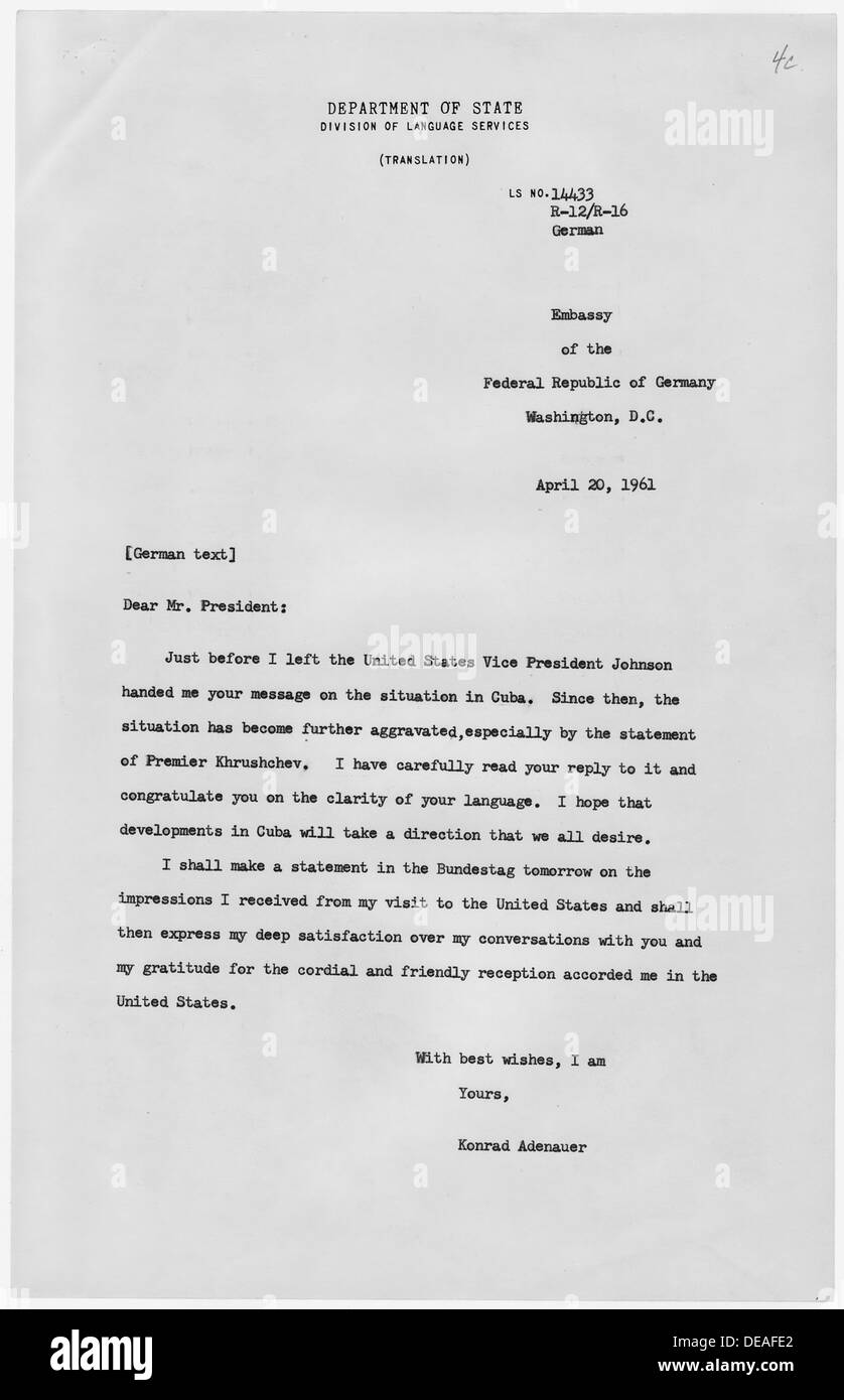 Una lettera di Konrad Adenauer, Cancelliere della Germania Ovest, al presidente degli Stati Uniti John F. Kennedy, datata 20 aprile 1961. La lettera discute le questioni diplomatiche tra le due nazioni durante i primi anni della guerra fredda. Foto Stock