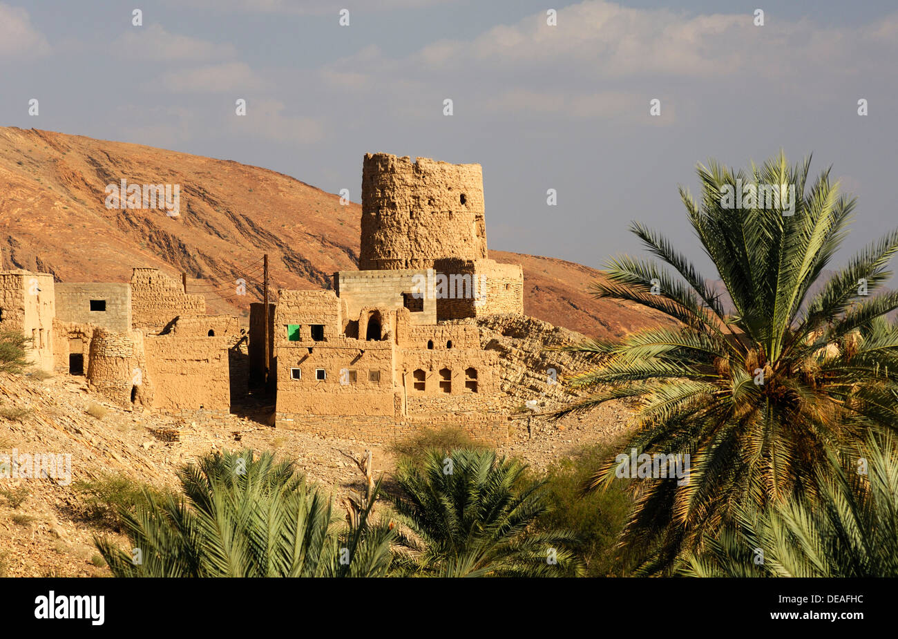 Sbriciolare torre di guardia nei pressi del villaggio di montagna di Misfah al Abriyeen ai piedi di Al Hajar o Hajjar Monti Foto Stock