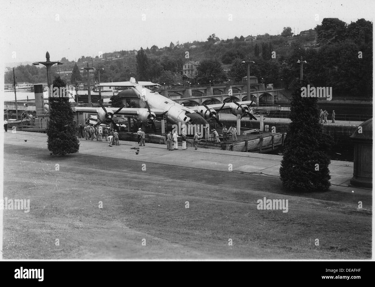 La fotografia mostra un aereo B-29 che viene abbassato in acqua da una chiatta presso le chiuse del governo degli Stati Uniti, situate sul Lake Washington Ship Canal a Seattle. Foto Stock