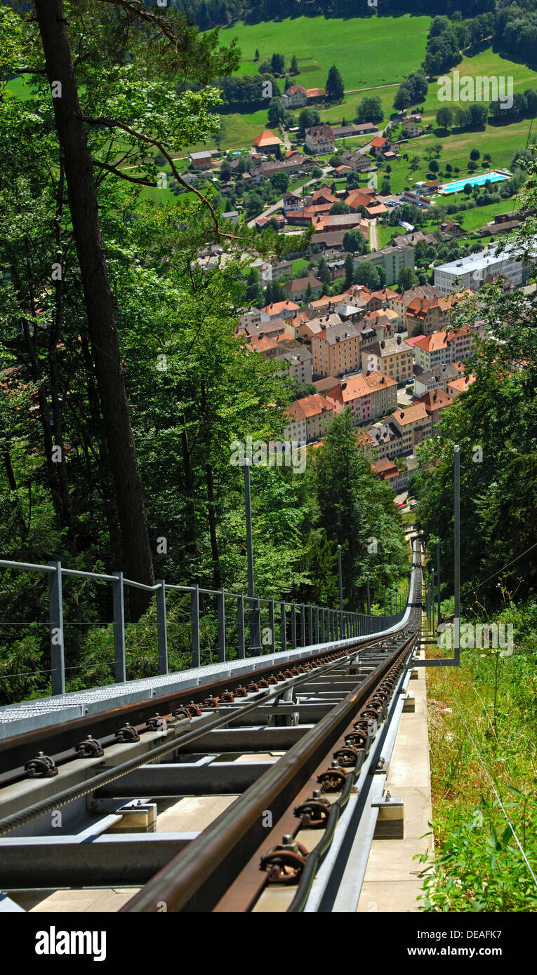 Vista nella valle dal sorgere le vie della funicolare tra Mont Soleil e Saint Imier, con case di St. Imier in Foto Stock