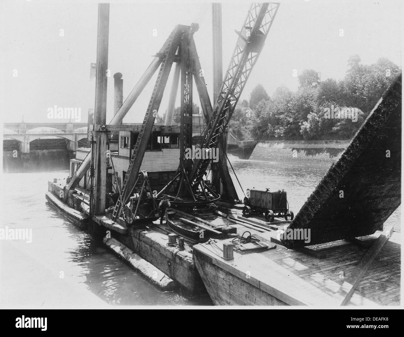 La foto mostra le chiuse del governo degli Stati Uniti presso il Lake Washington Ship Canal a Seattle, Washington, con il cancello di guardia inferiore rimosso da una piccola serratura. Ciò dimostra una tipica operazione di manutenzione per garantire la funzionalità delle chiusure dei canali. Foto Stock
