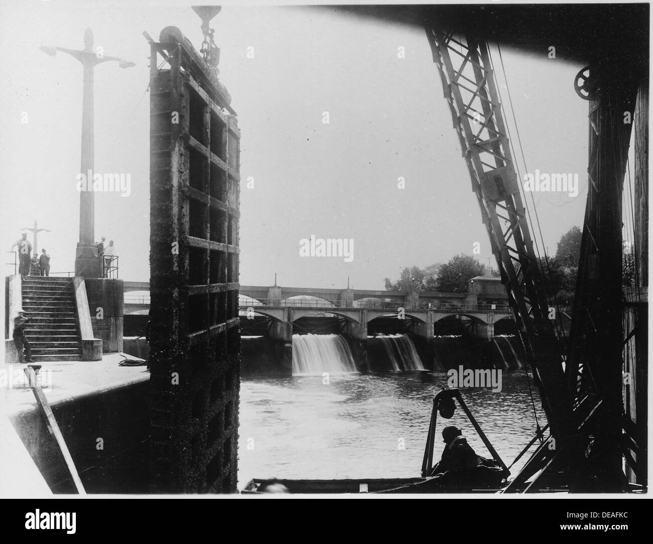 L'immagine mostra i lavoratori che rimuovono il cancello di guardia inferiore nella piccola serratura delle chiuse del governo degli Stati Uniti nel Lake Washington Ship Canal, Seattle. Le chiuse regolano il traffico delle barche tra il lago Washington e Puget Sound. Foto Stock