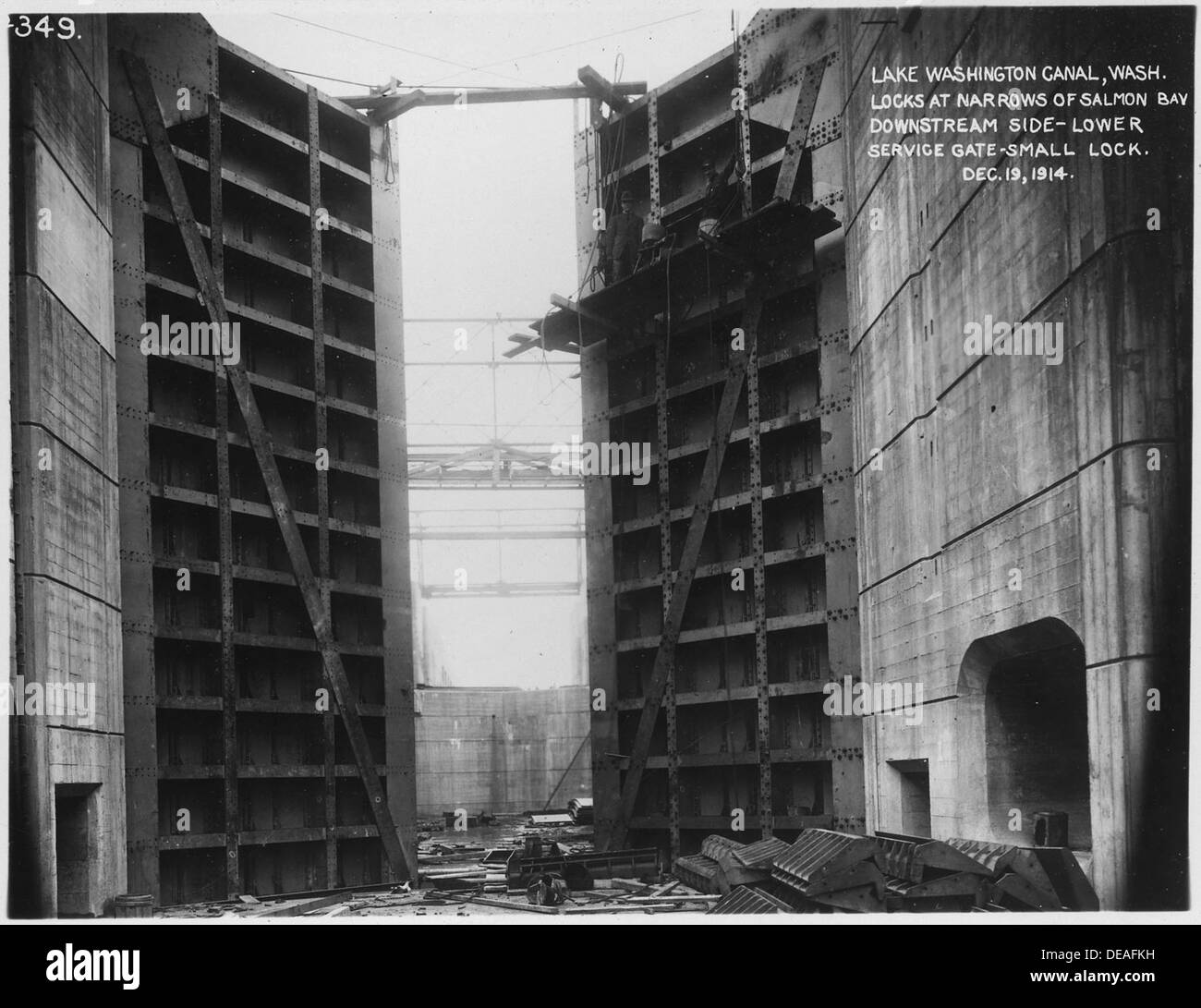 Questa immagine raffigura il lato a valle del cancello di servizio inferiore presso le chiuse del governo degli Stati Uniti sul Lake Washington Ship Canal a Seattle, Washington, un'importante componente infrastrutturale per la gestione e la spedizione delle vie navigabili. Foto Stock