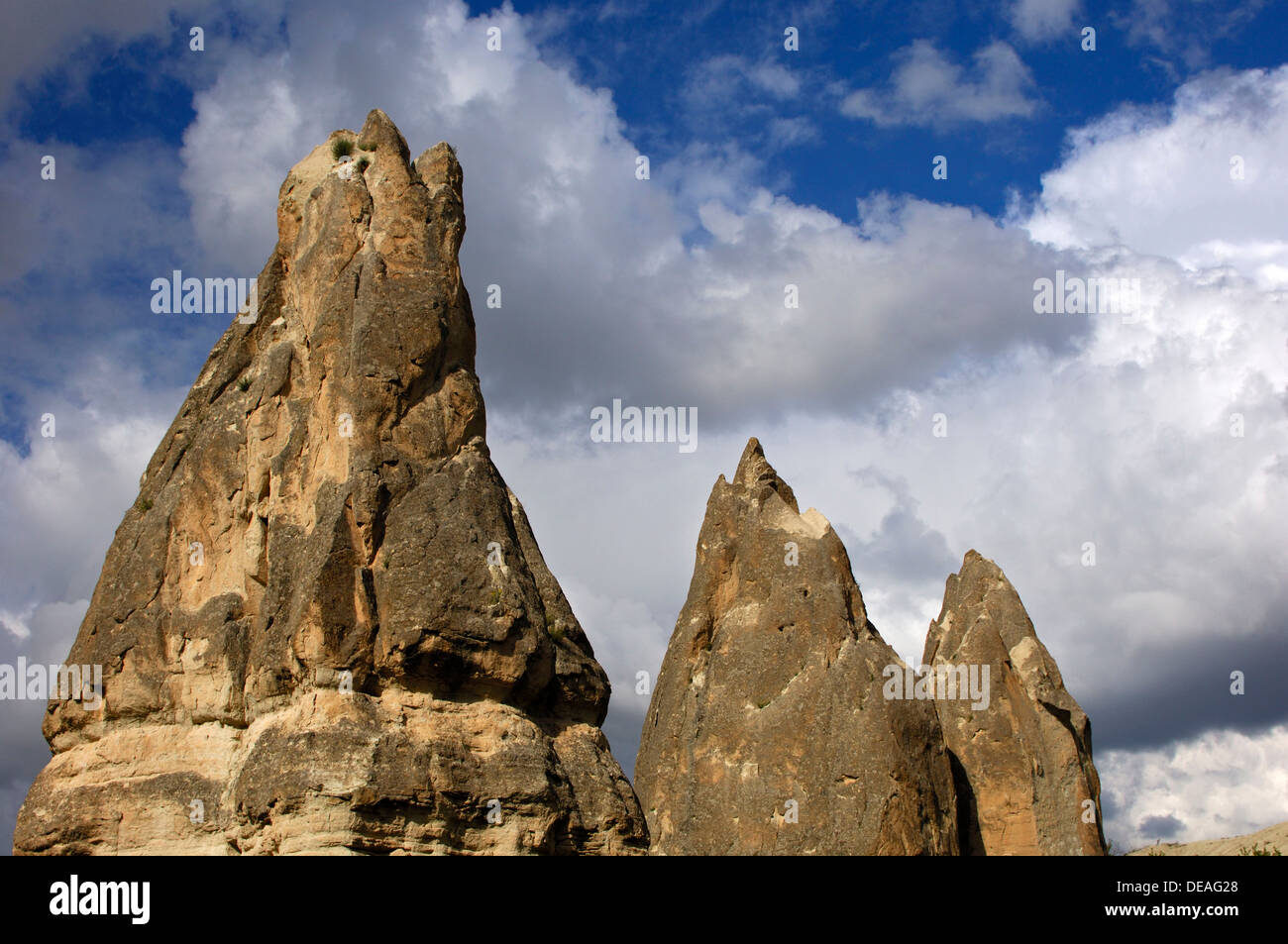 I picchi di una roccia di tufo, camini, parco nazionale di Göreme, Göreme, Cappadocia, Nevşehir Provincia, Anatolia centrale regione, Turchia Foto Stock