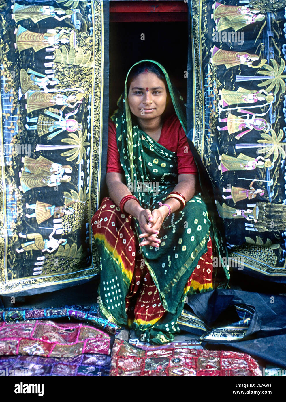 Femmina venditore tessile Janpath New Delhi India Foto Stock