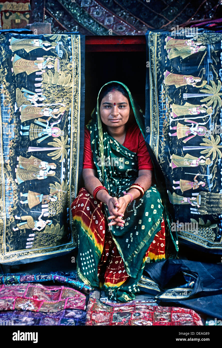 Femmina venditore tessile Janpath New Delhi India Foto Stock