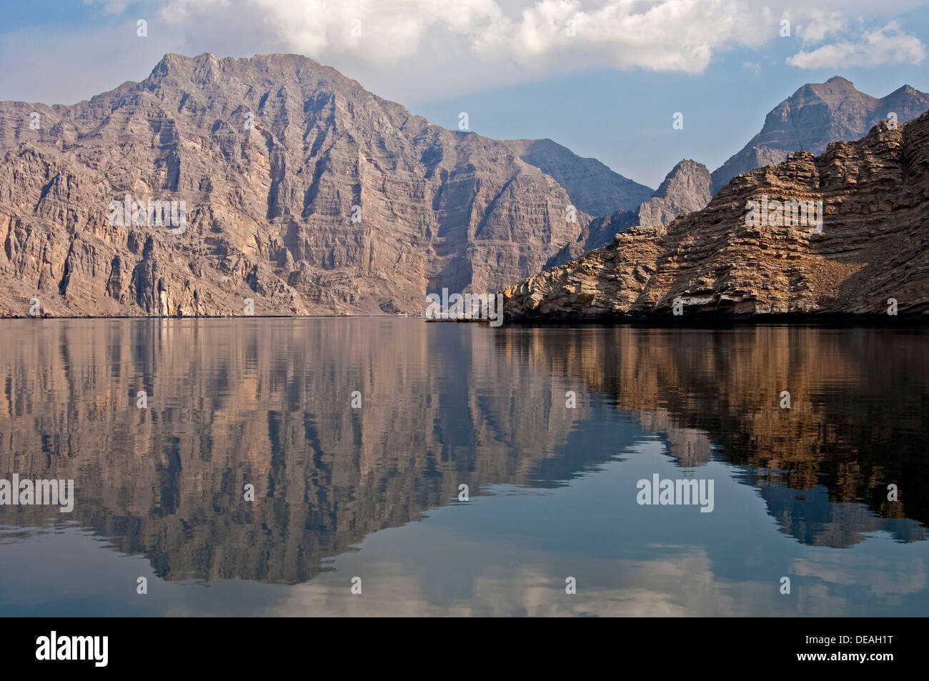 La riflessione di una sterile mountain range in Khor Ash Sham fiordo, sulla isola Seebi, Governatorato Musandam, Oman Foto Stock