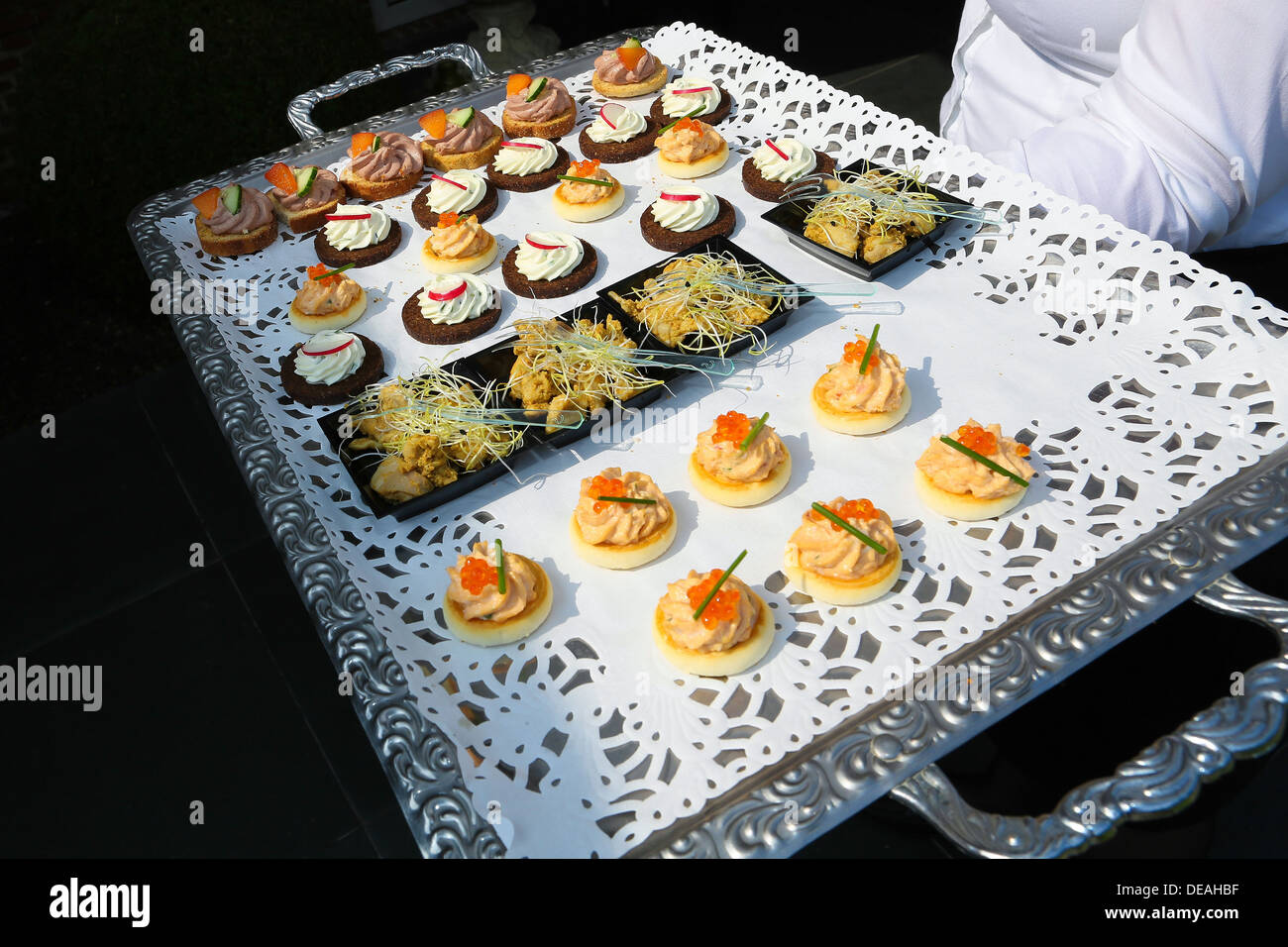 Vassoio con stuzzichini a un ricevimento di matrimonio Foto Stock