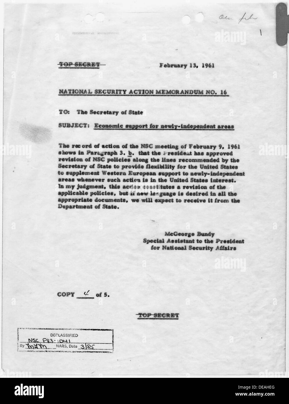 Il National Security Action Memorandum No. 16 è stato emesso per delineare il sostegno economico degli Stati Uniti alle nuove nazioni indipendenti. Questo memorandum mirava a promuovere la stabilità economica e lo sviluppo in queste nazioni per incoraggiare le relazioni pacifiche ed evitare la diffusione del comunismo durante il periodo post-seconda guerra mondiale. Foto Stock
