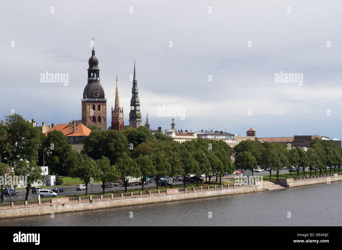 Una vista della città vecchia di Riga con le vecchie torri della chiesa come si vede dal ponte Vanshu. Foto Stock