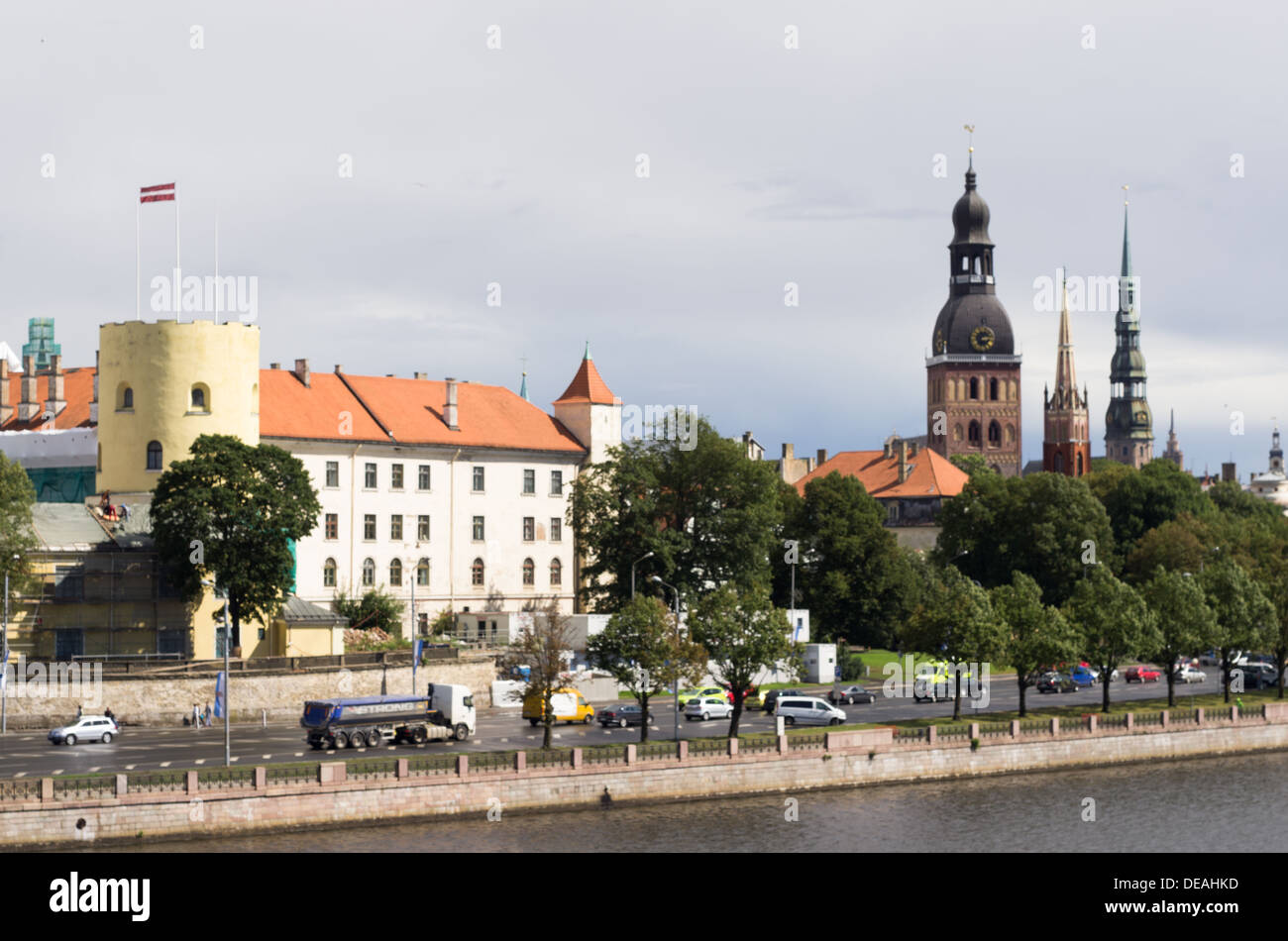 Una vista della città vecchia di Riga con la vecchia chiesa di torri e Presidente del caslte come si vede dal ponte Vanshu. Foto Stock