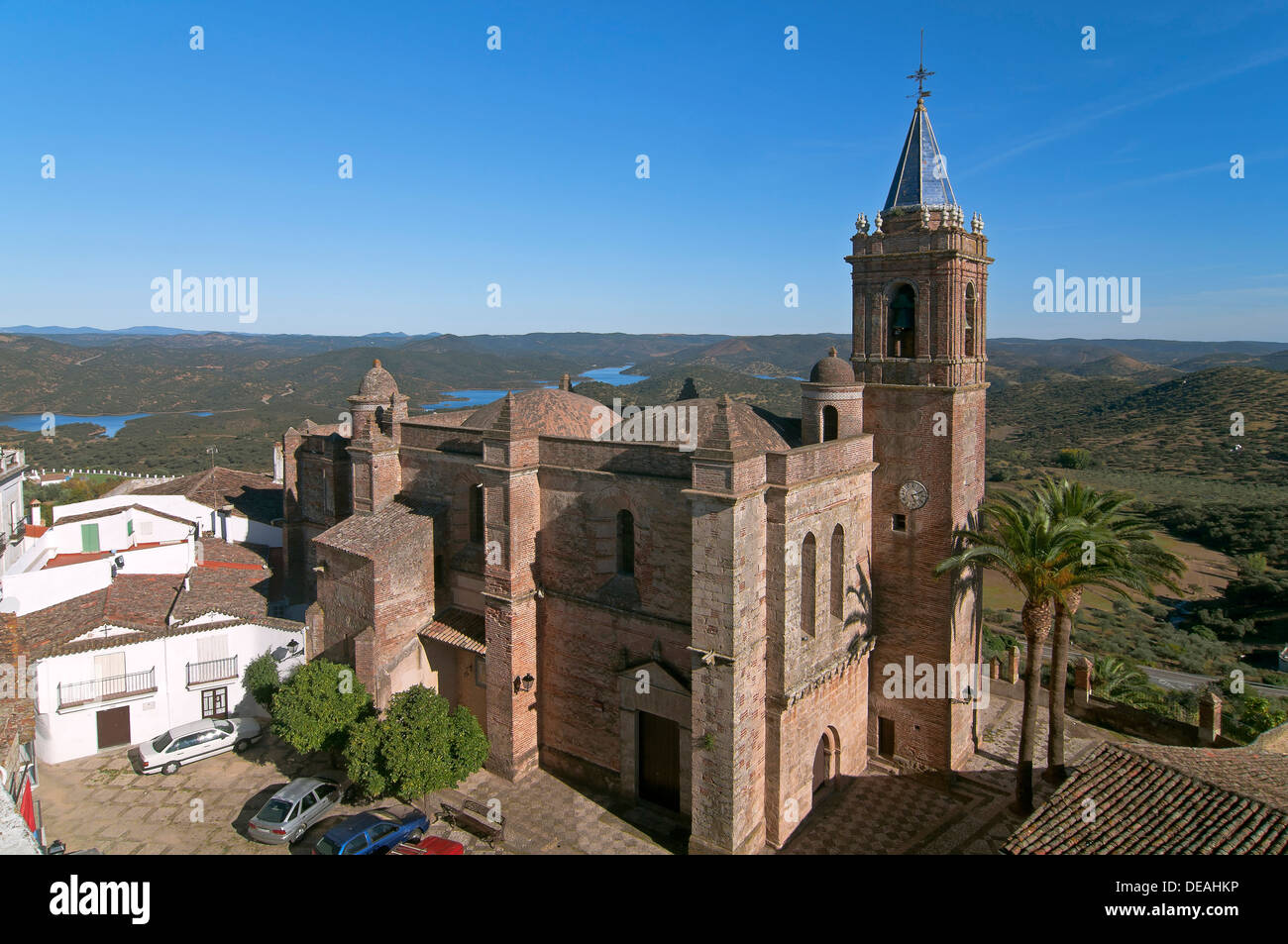 Chiesa di La Purisima Concepcion del XVI secolo e il paesaggio, Zufre, Huelva-provincia, regione dell'Andalusia, Spagna, Europa Foto Stock