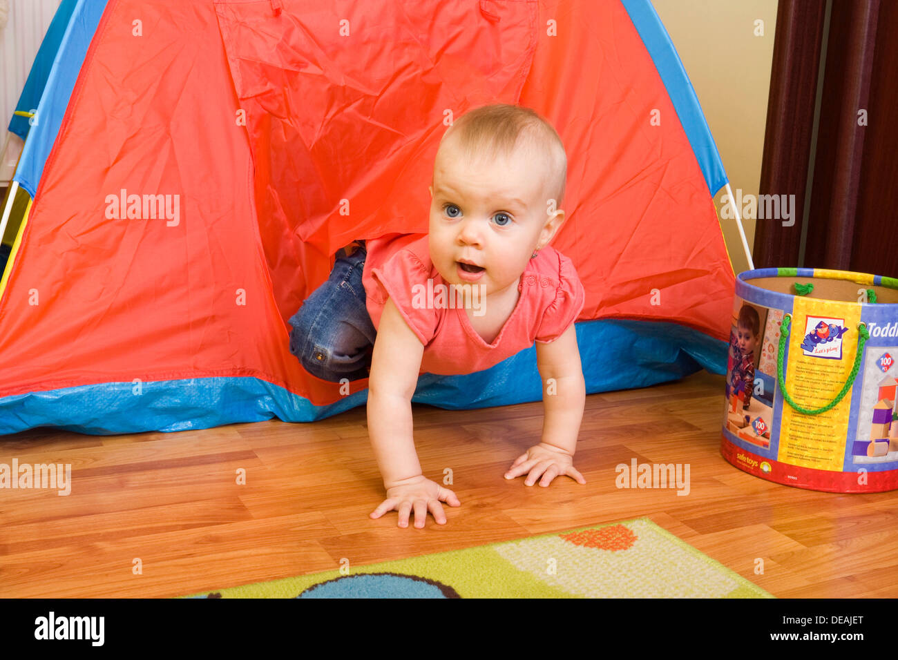 Baby, 1 anno, giocando in un gioco tenda Foto Stock