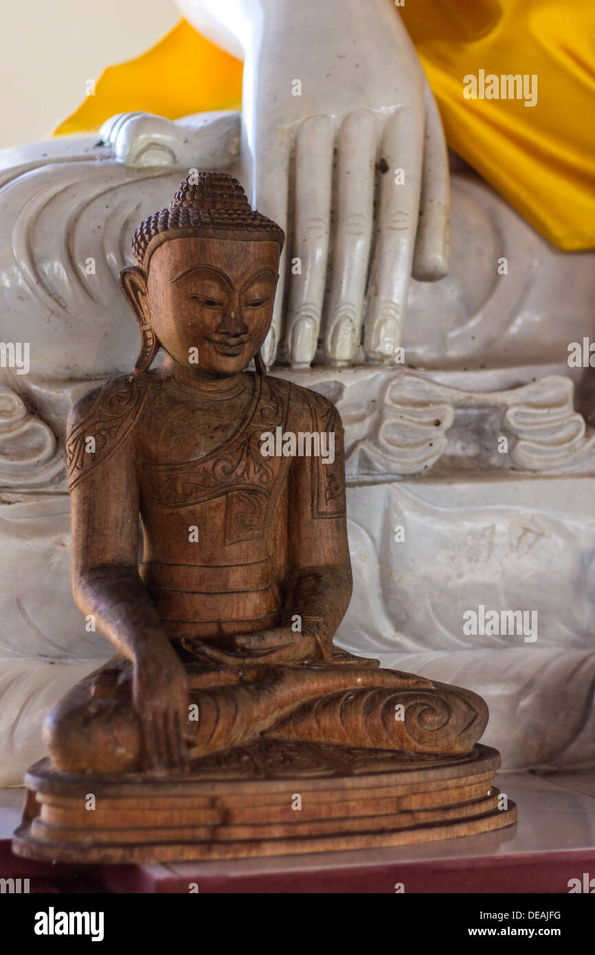 Intaglio del legno statua del Buddha a Wat Ban Den , Chiangmai Thailandia Foto Stock