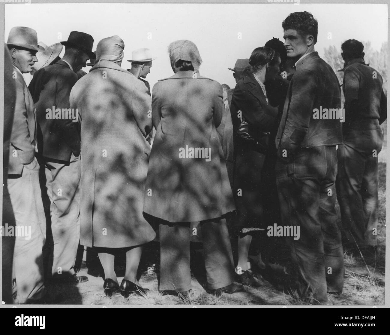 I richiedenti di sovvenzioni per bolli alimentari in eccedenza sono visti vicino a Bakersfield, California, nell'ambito del programma della Farm Security Administration volto a fornire assistenza a coloro che ne hanno bisogno in periodi economici difficili. Foto Stock
