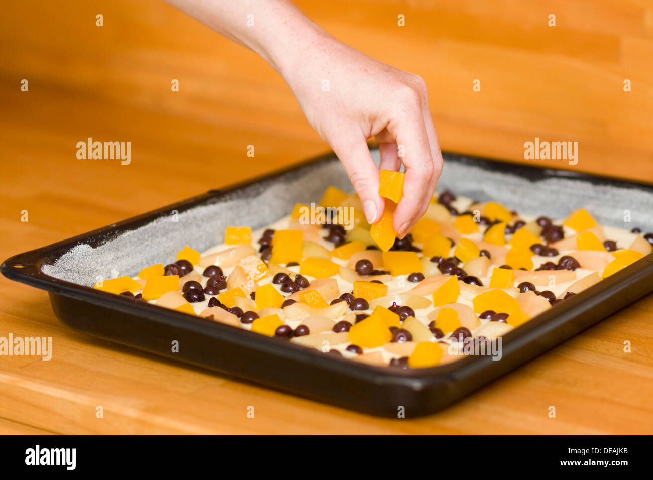 Frutti di posa sulla pasta, preparazione di torte ripiene Foto Stock