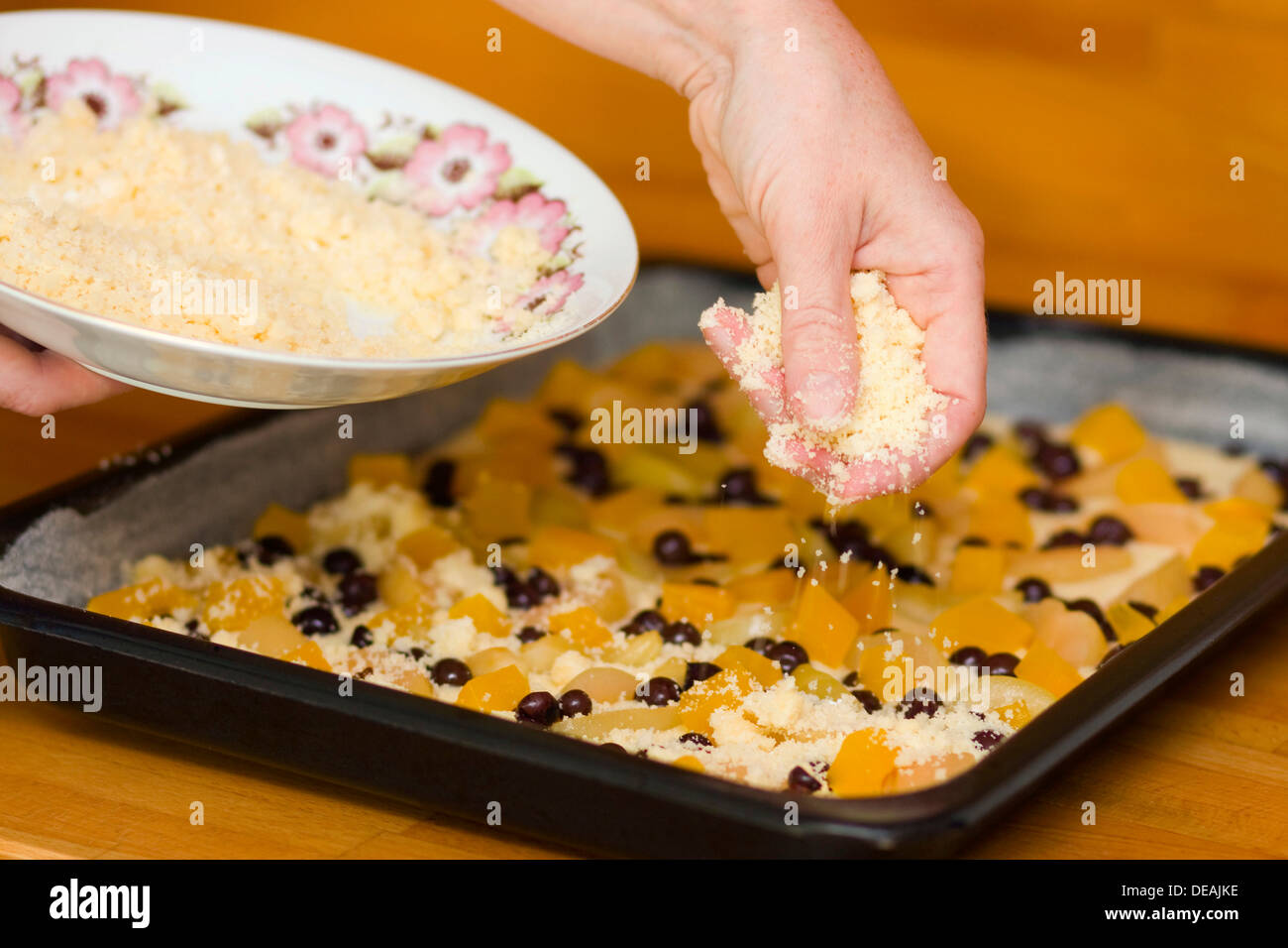 Preparazione di torte ripiene Foto Stock