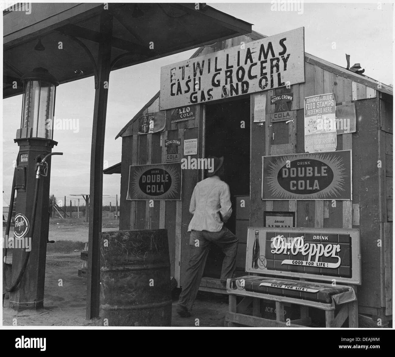 Un negozio in un campo coltivatore vicino a Buckeye, Arizona, serve come risorsa per i raccoglitori di cotone migratori. Quest'area mette in evidenza il lavoro agricolo e stagionale nella contea di Maricopa. Foto Stock