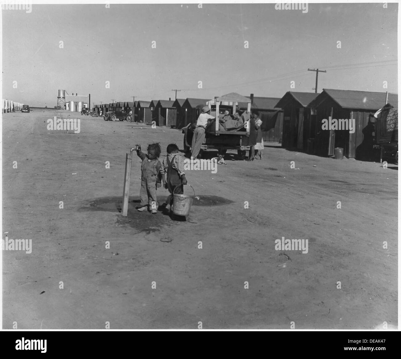Viene mostrato un campo coltivatore per raccoglitori di cotone messicano vicino a Eloy, Pinal County, Arizona. I venditori ambulanti visitavano spesso i campi, riflettendo le pratiche stagionali del lavoro e le forze di lavoro immigrate in agricoltura durante la metà del XX secolo. Foto Stock
