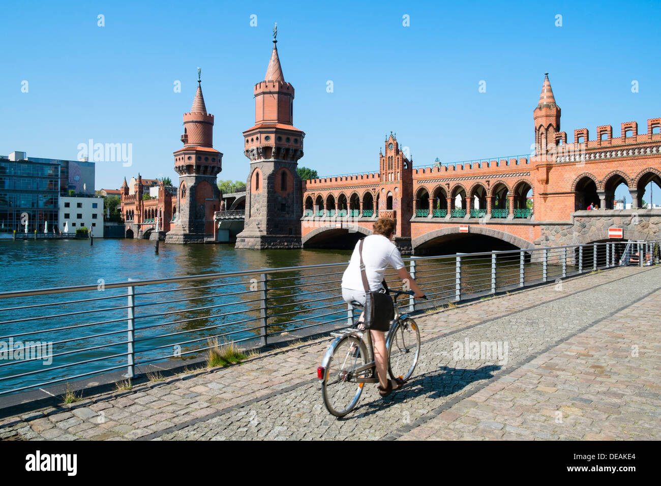 Oberbaum ponte che attraversa il fiume Sprea a Berlino Germania Foto Stock