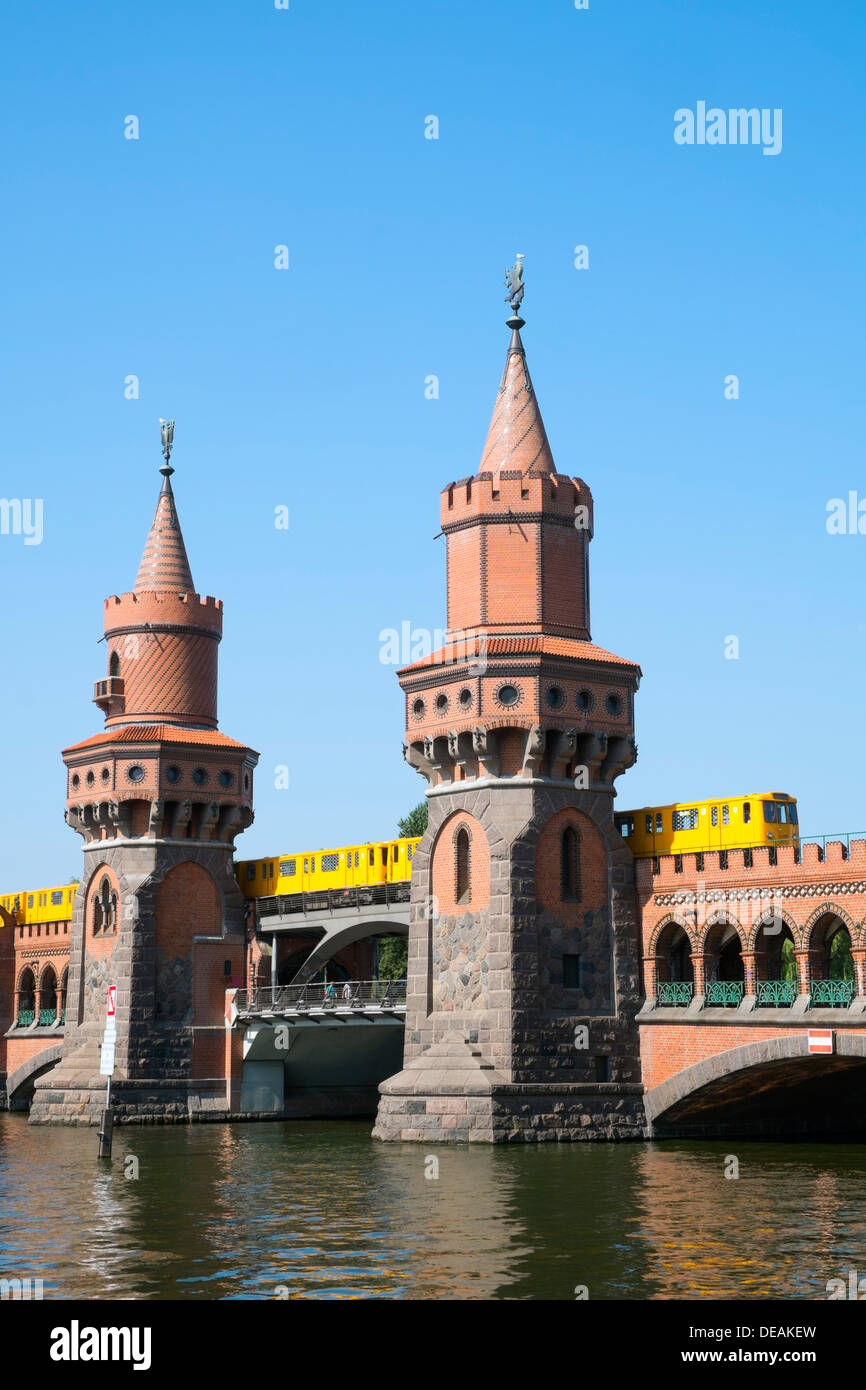 Oberbaum ponte che attraversa il fiume Sprea a Berlino Germania Foto Stock