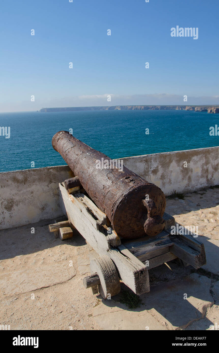 Bronzo antico cannone all interno della fortezza in Vila do Bispo, Sagres, regione di Algarve, Portogallo. Foto Stock