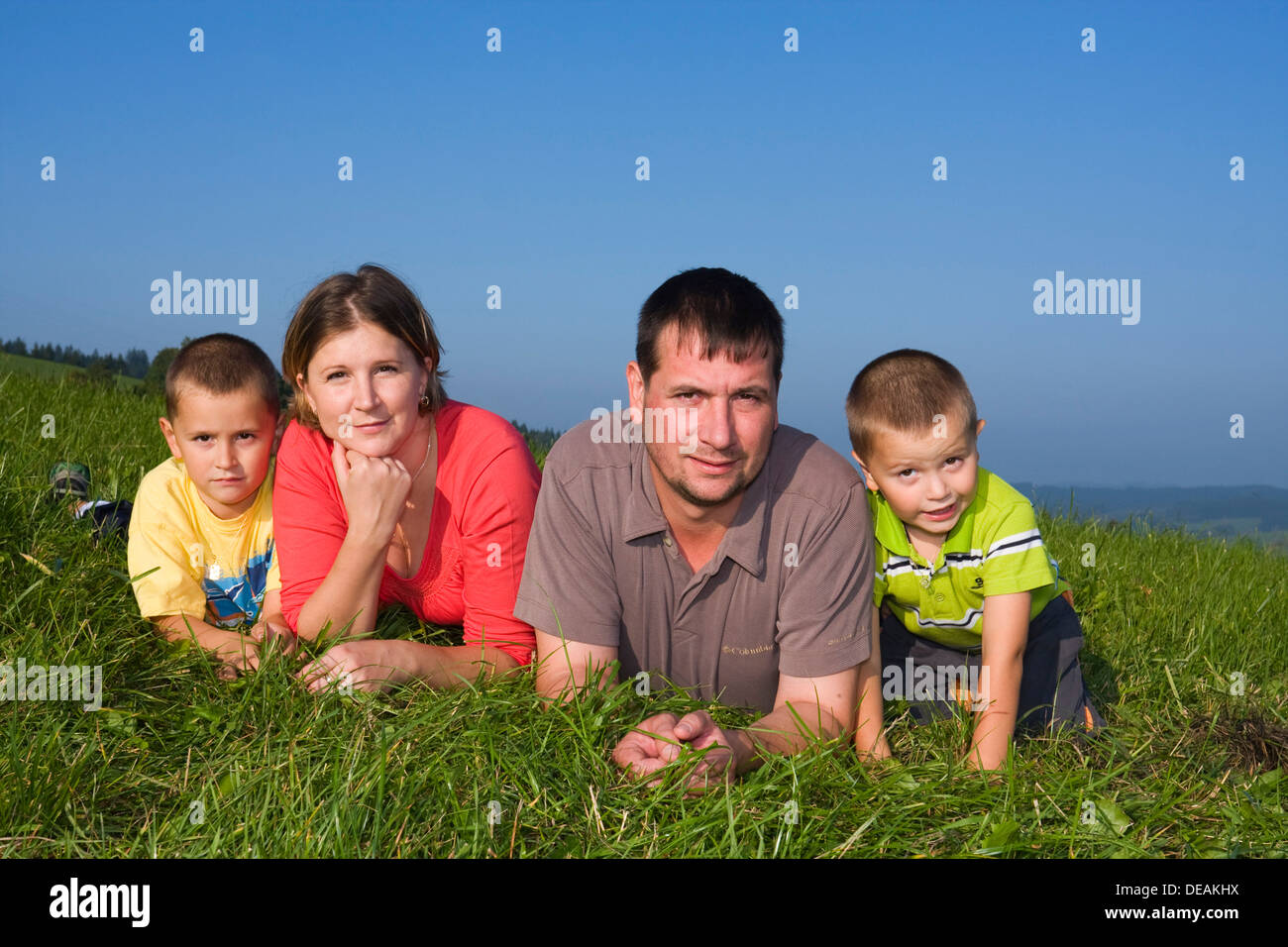 Famiglia, padre di 36 anni, madre di 30 anni, i bambini di 6 e 4 anni Foto Stock