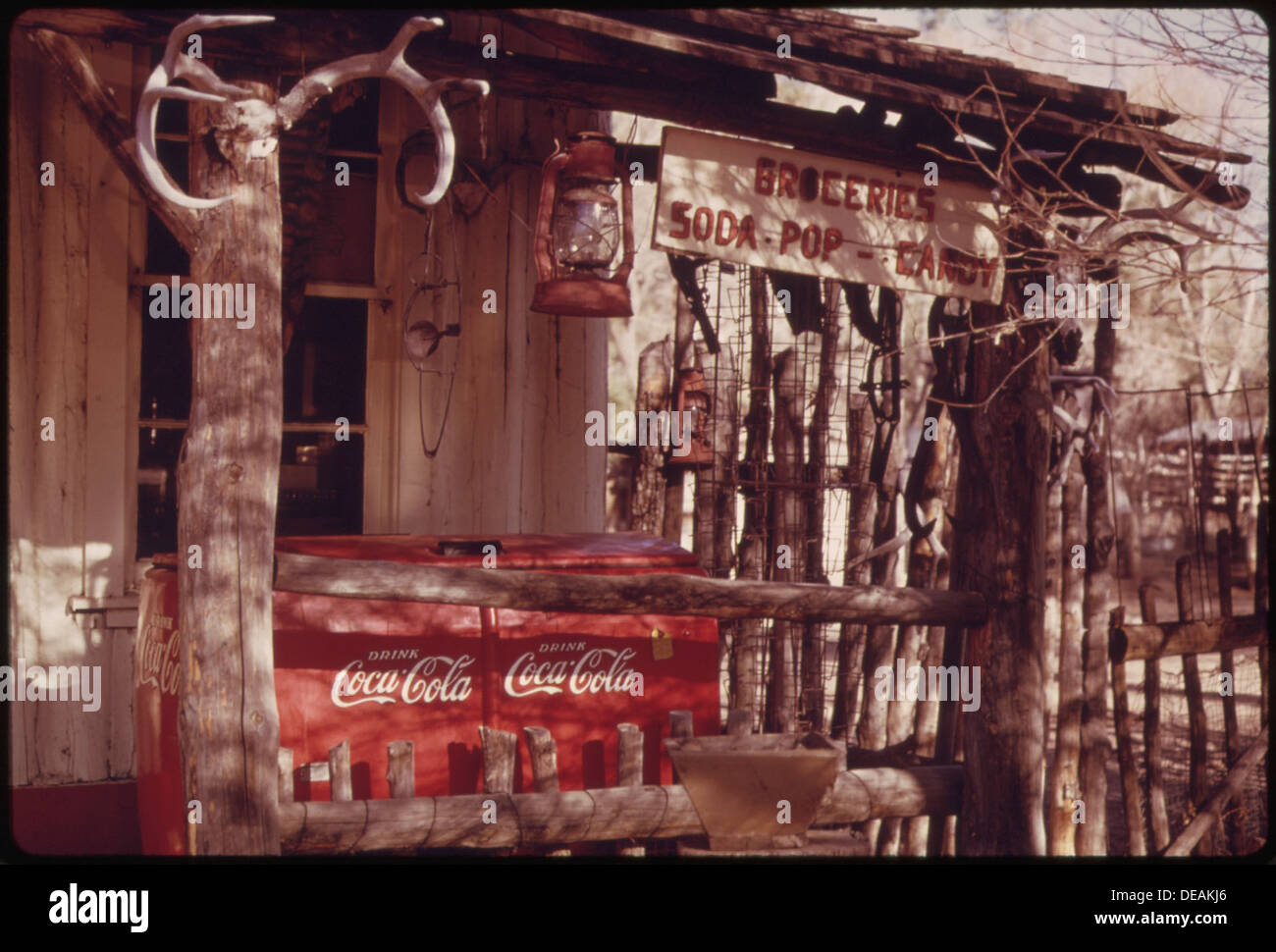 Un vecchio negozio di campagna vicino a Show Low, Arizona, riflette il fascino storico e il carattere rurale della zona, offrendo uno scorcio sul commercio tradizionale americano. Foto Stock