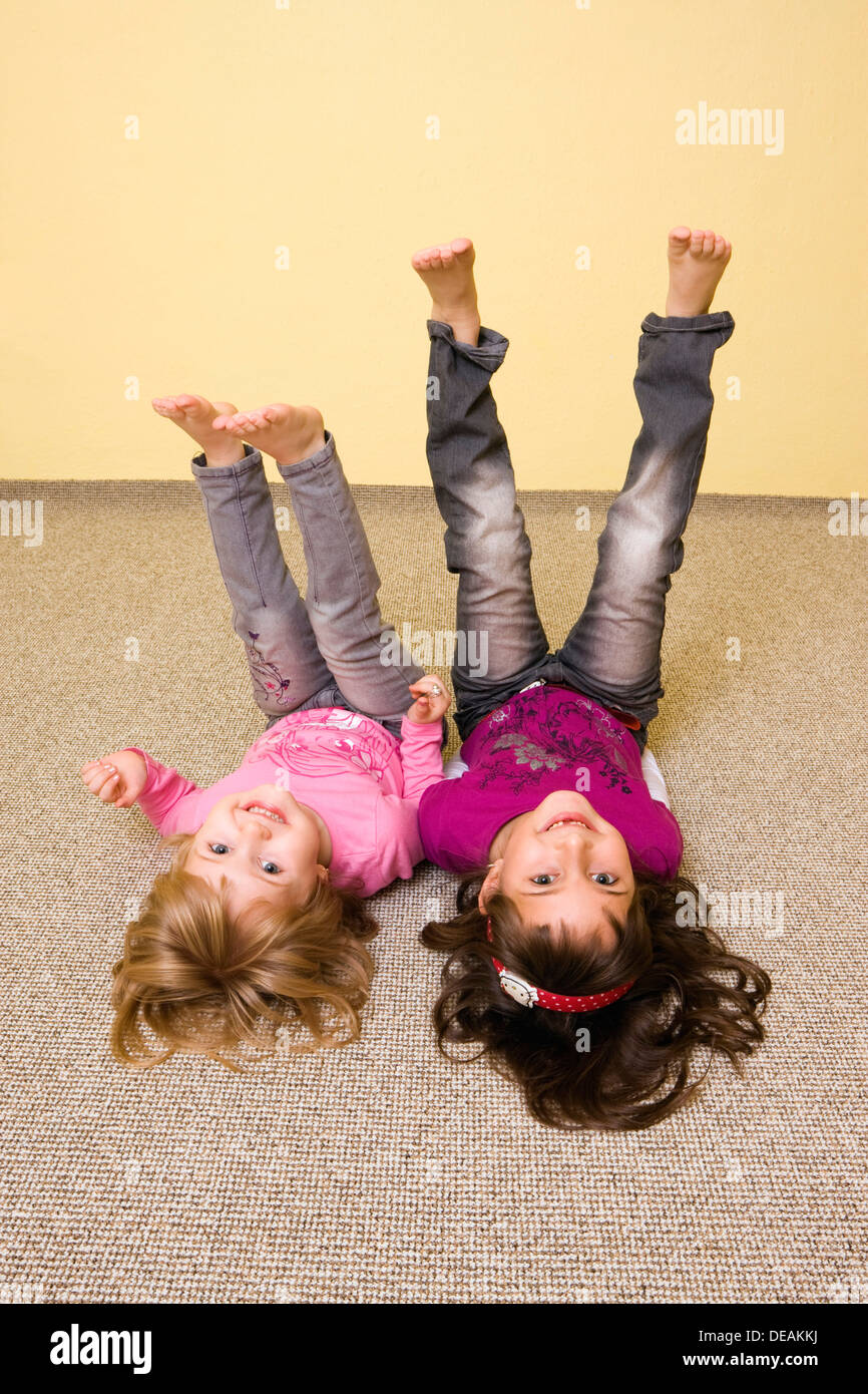 Due bambine di 3 e 7 anni Foto Stock