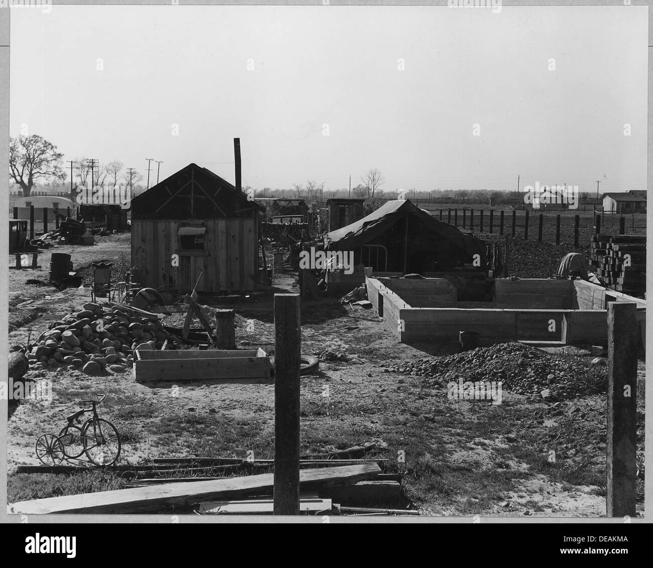 Olivehurst, Yuba County, California. Nota materiale da costruzione, traversine ferroviarie, di seconda mano legname, un . . . 521589 Foto Stock