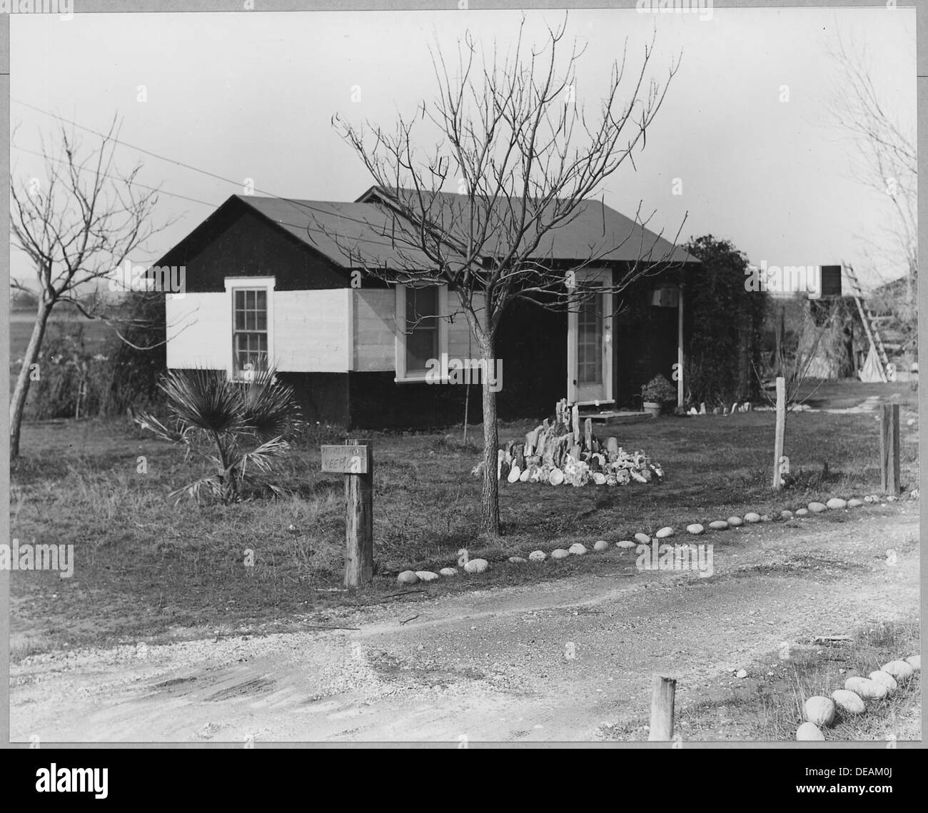 Questa immagine mostra una delle 26 case sulla Second Avenue a Olivehurst, Yuba County, California, che riflette lo stile di vita dei coloni più anziani della zona. Un cartello di fronte segna il significato storico della residenza. Foto Stock