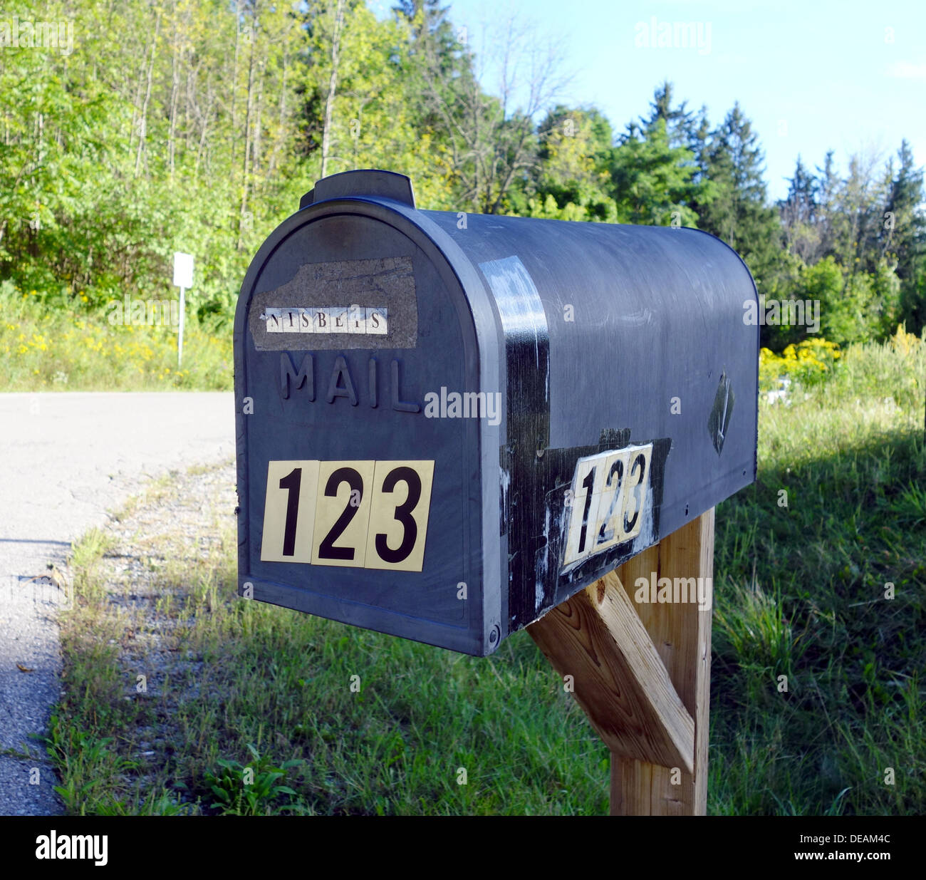 Cassetta postale di blu con il numero 123 su di esso Foto Stock