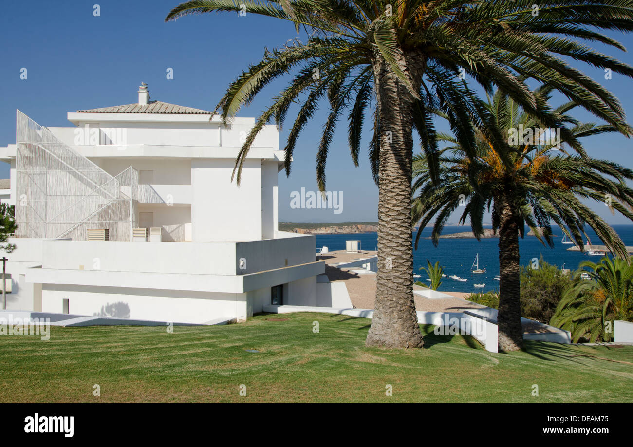 Hotel di lusso Memmo Baleeira con palme in Sagres Algarve, PORTOGALLO Foto Stock