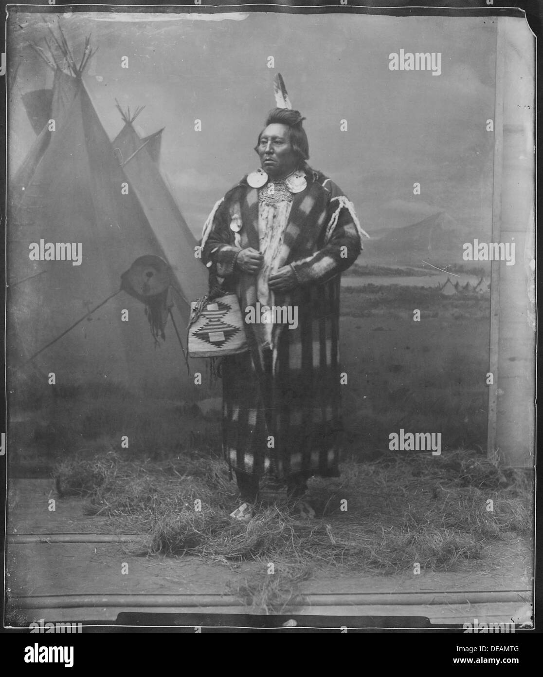 Un ritratto a figura intera di Paloos, che cattura l'aspetto e la statura del soggetto in modo formale o artistico, riflettendo il contesto storico dell'individuo o della cultura. Foto Stock