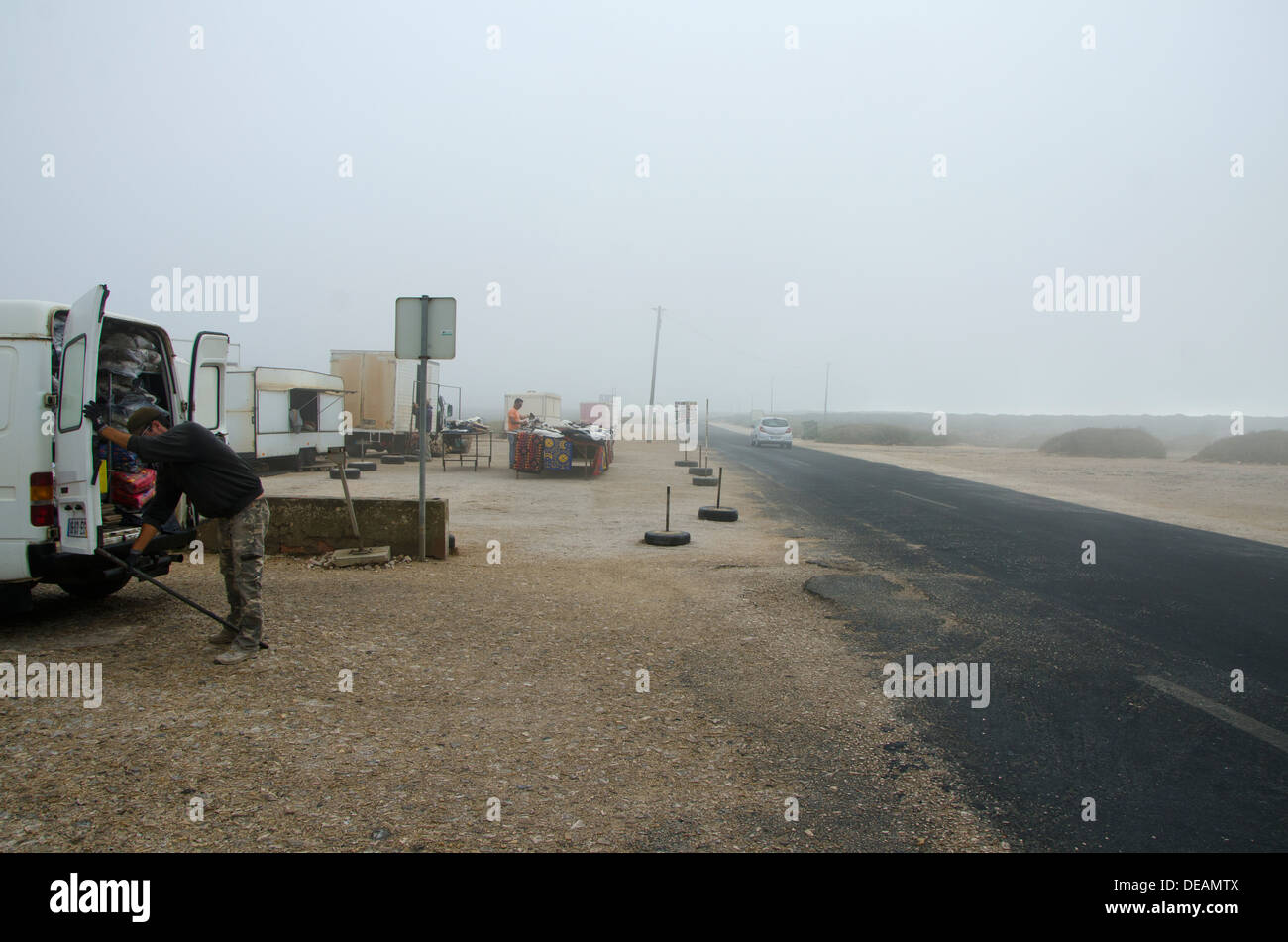 La gente di vendite sul mercato a Capo San Vincenzo o Vincentine costa atlantica vicino a Sagres in Portogallo Foto Stock