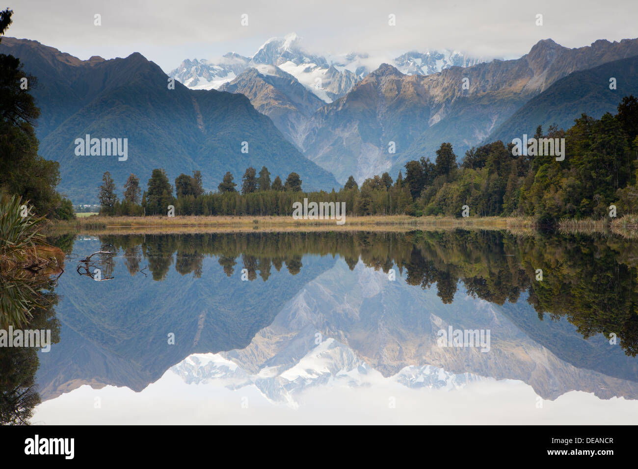 Vista del Monte Cook ed il Monte Tasman dal lago Matheson, Westland National Park, Isola del Sud, Nuova Zelanda Foto Stock