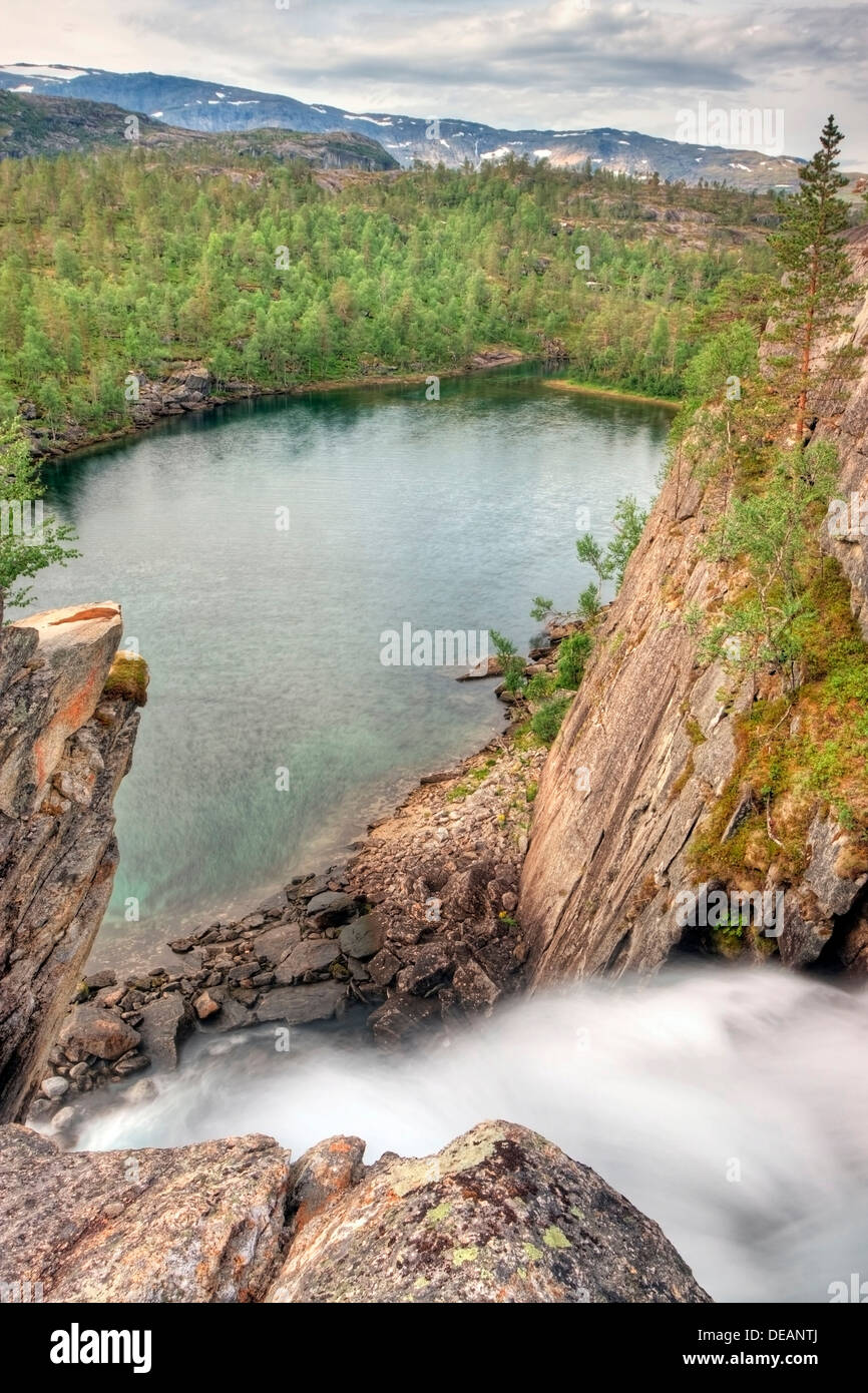 Cascata al di sotto del lago Storskogvatnet, Rago National Park, Nordland county, Norvegia, Scandinavia, Europa Foto Stock