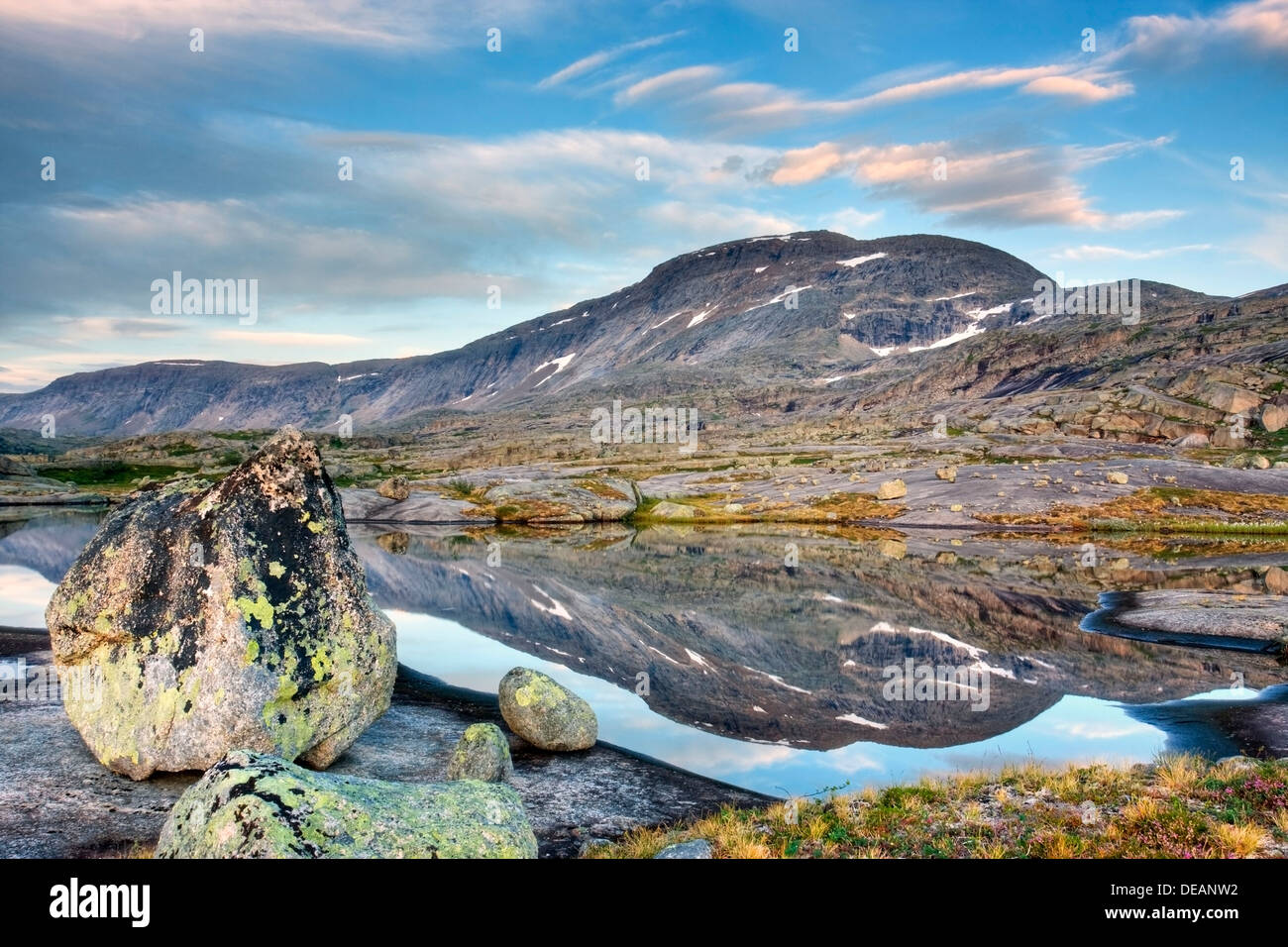 Laguna con Rágotjåhkkå, Ragotjahkka massiv, Rago National Park, Nordland county, Norvegia, Scandinavia, Europa Foto Stock