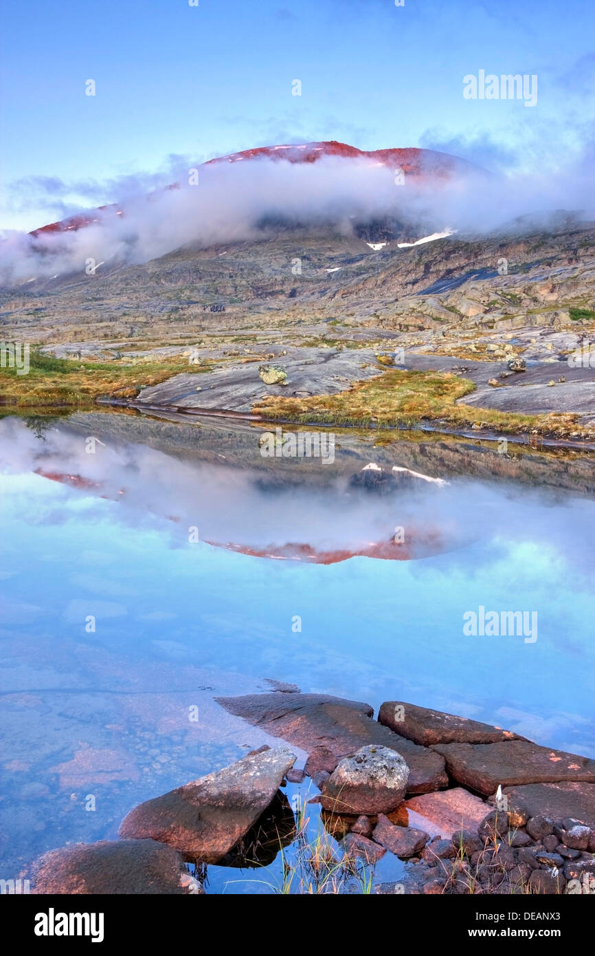 Laguna con Rágotjåhkkå, Ragotjahkka massiv in Rago National Park, Nordland county, Norvegia, Scandinavia, Europa Foto Stock