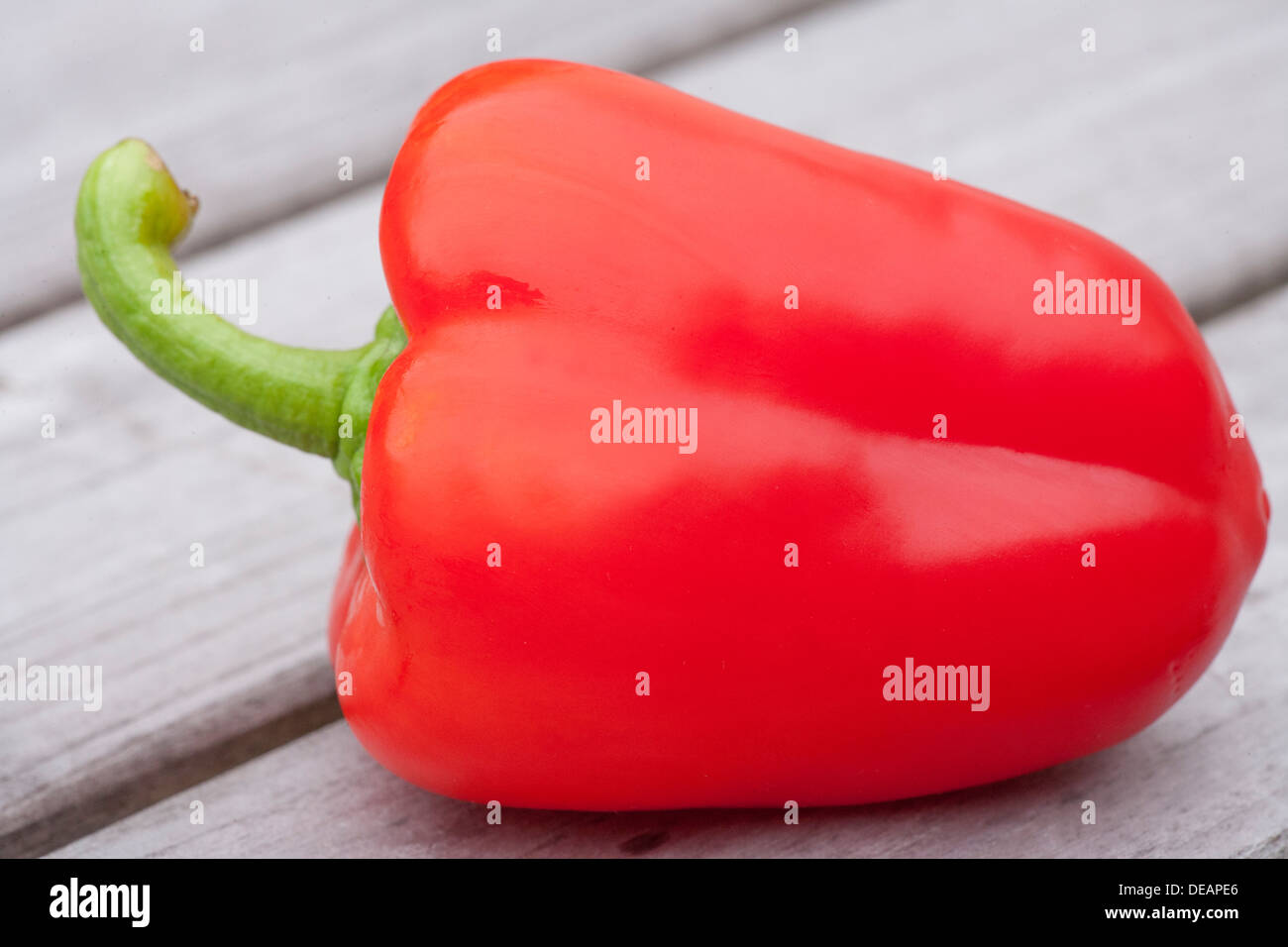 Peperone rosso su una tavola di legno Foto Stock