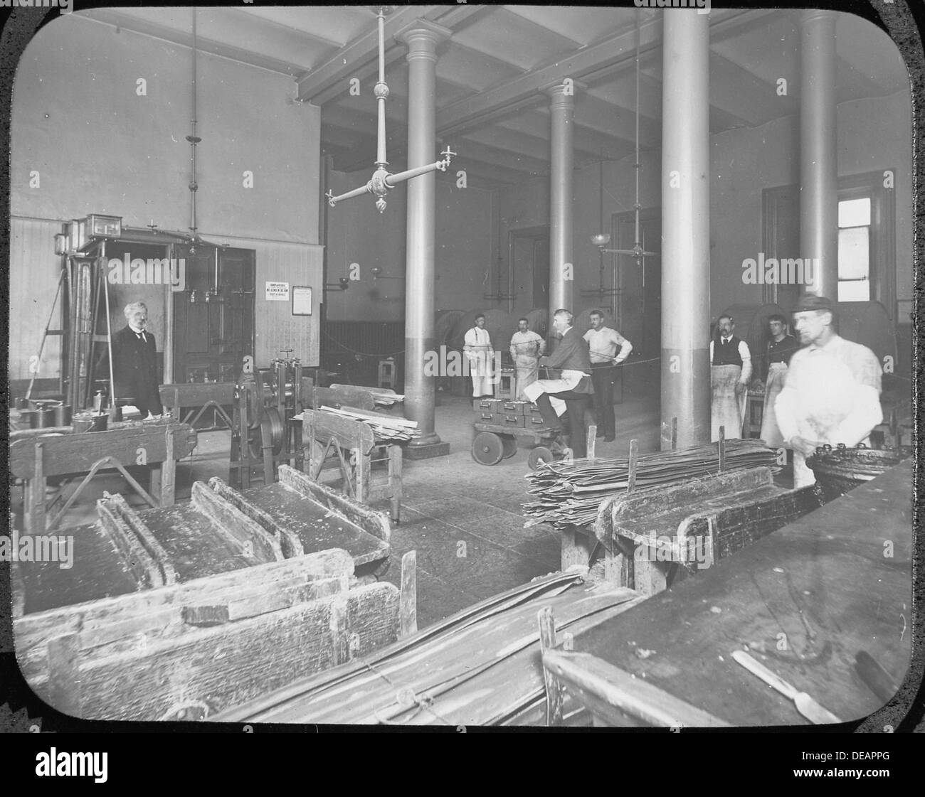 I dipendenti della San Francisco Mint sono ritratti nella Rolling Room, dove il metallo viene lavorato e modellato per la produzione di monete. La zecca è stata una pietra angolare della produzione di valuta statunitense. Foto Stock