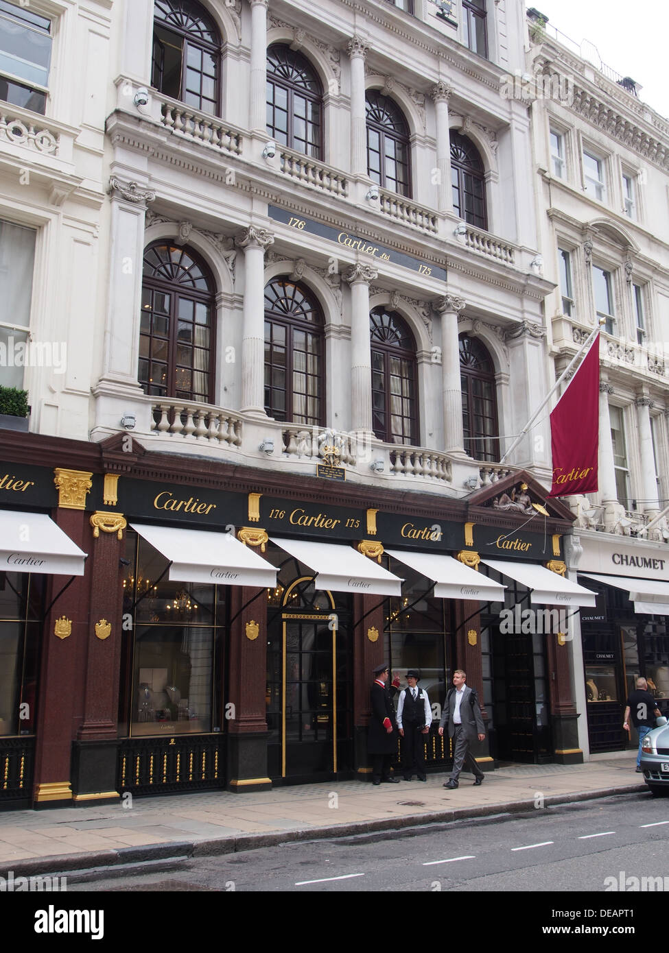 London Mayfair vecchio edificio con negozi di lusso Foto Stock