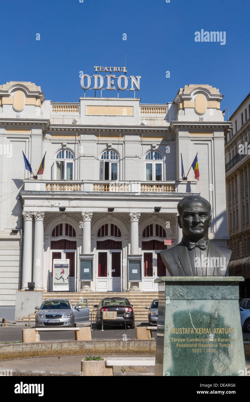 Romania Bucarest, teatro Odeon & Ataturk statua Foto Stock