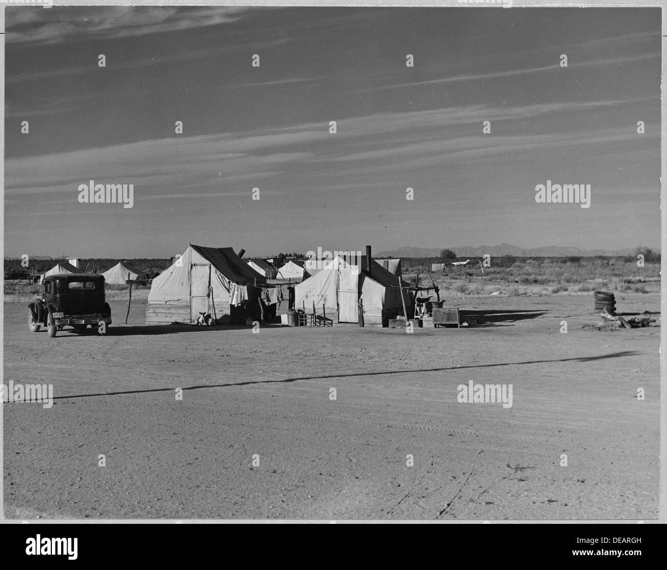 Questa immagine mostra un campo coltivatore per raccoglitori di cotone nella contea di Pinal, Arizona, vicino a Eloy. Questi campi sono stati allestiti per ospitare i lavoratori agricoli stagionali durante la raccolta del cotone. Foto Stock