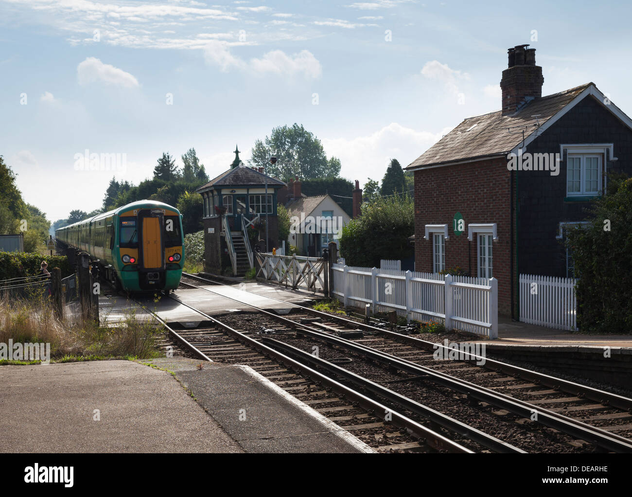 Un treno del sud passando attraverso Plumpton stazione ferroviaria sul Eastbourne a Londra la linea dei " commuters ". Foto Stock