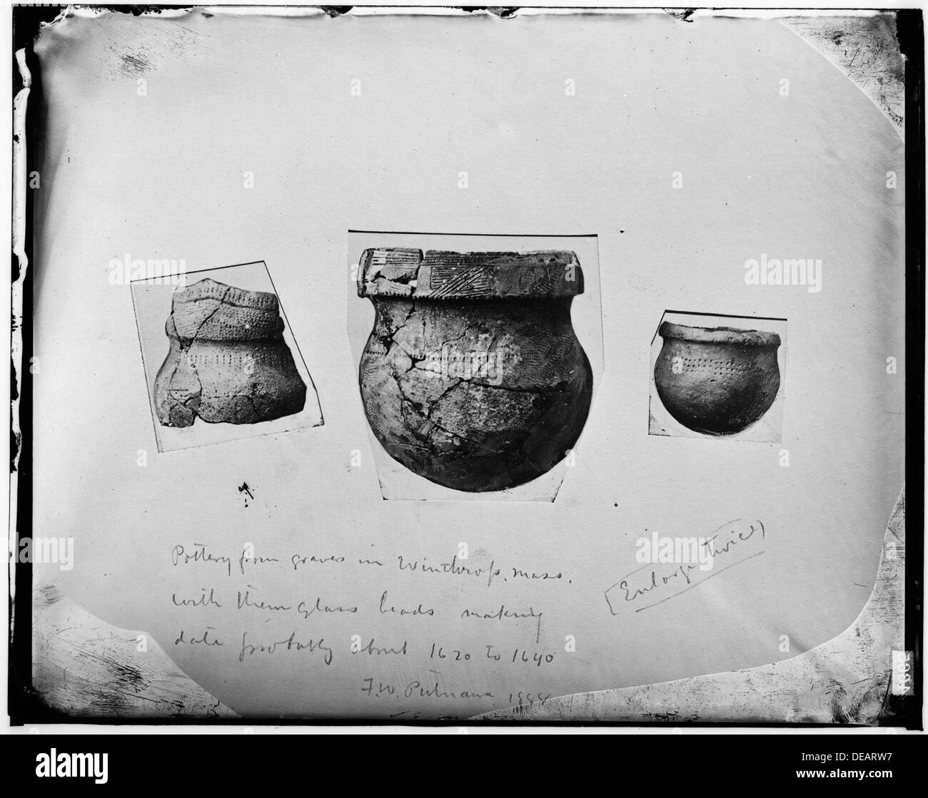 Questa fotografia mostra ceramiche recuperate da tombe a Winthrop, Massachusetts, datate tra il 1620 e il 1640. I manufatti riflettono il primo periodo coloniale in America e forniscono informazioni sulla vita dei primi coloni. Foto Stock