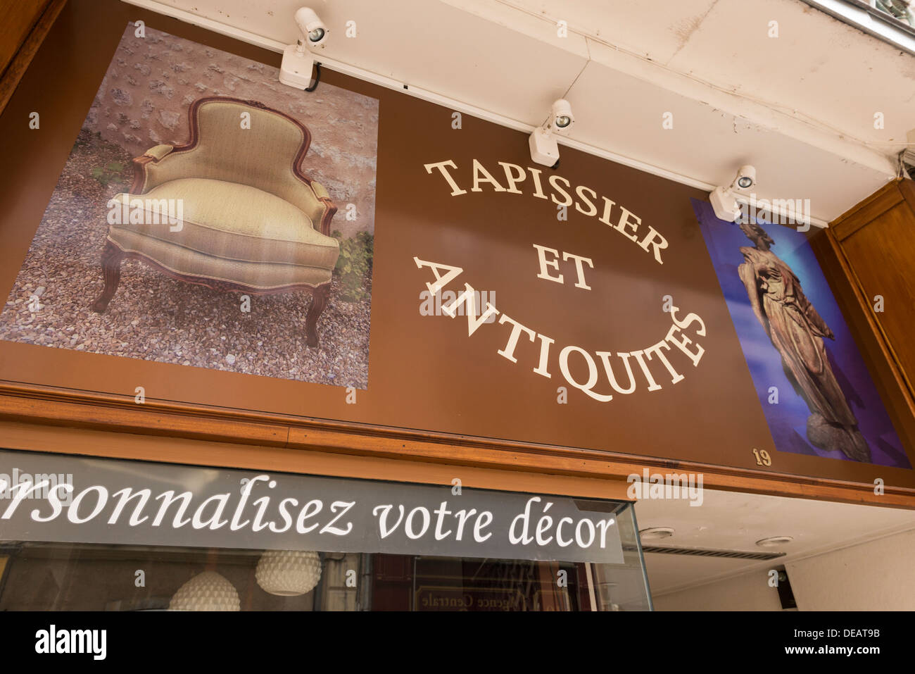 Antiquariato e negozio di tappezzeria, Chartres, Eure-et-Loir, centro, Francia Foto Stock