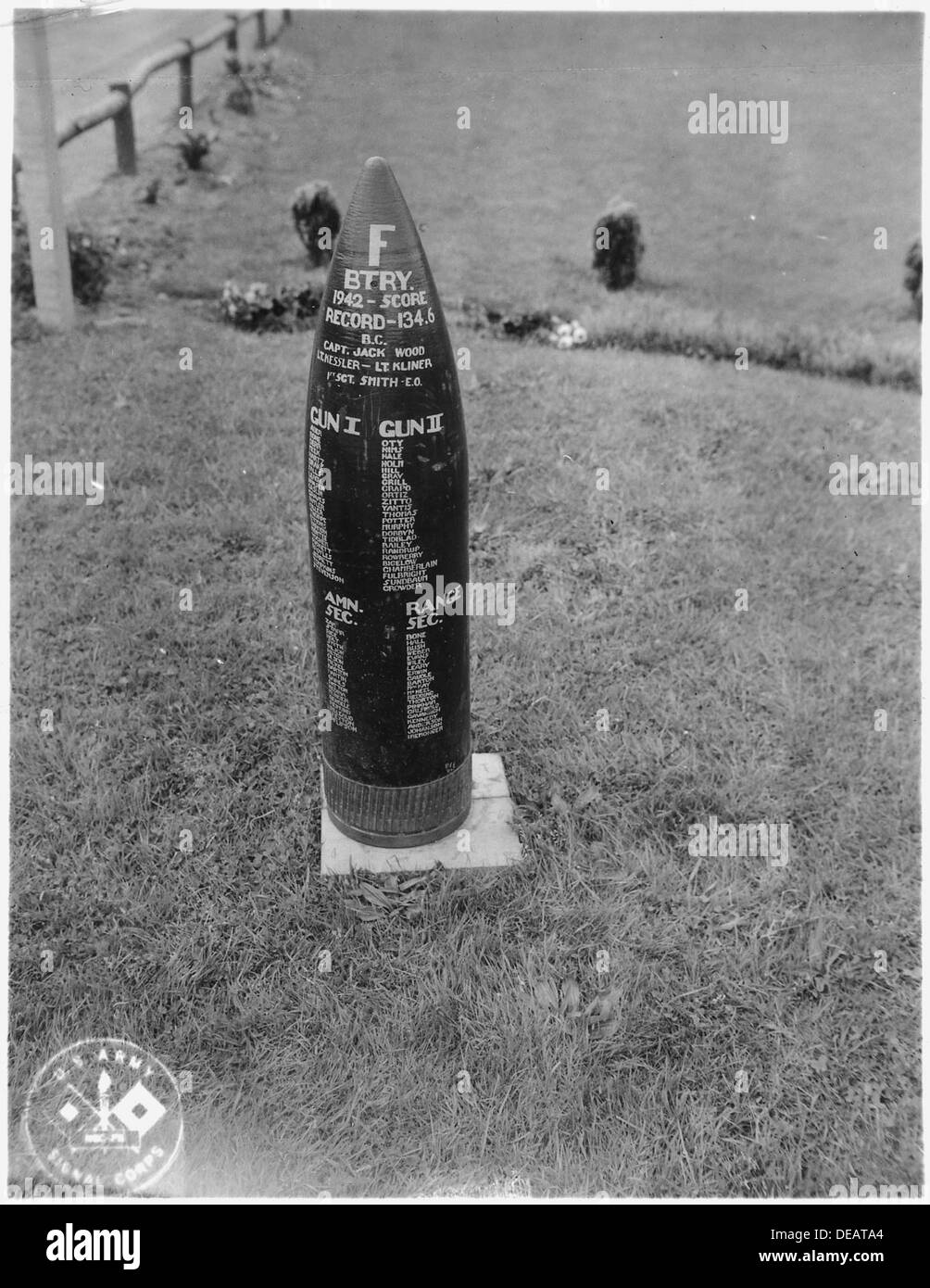 Un proiettile è esposto come monumento a Battery Russell, per commemorare un colpo eccezionale fatto dai cannoni da 10 pollici. Questo serve da indicatore storico per il successo militare. Foto Stock