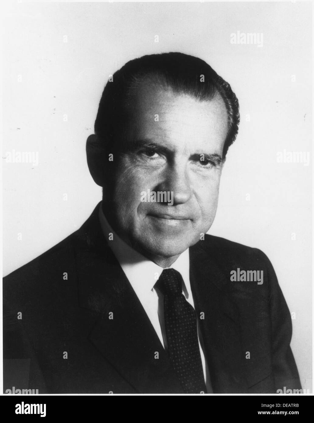 Questa fotografia raffigura Richard M. Nixon, il 37° presidente degli Stati Uniti, che cattura la sua immagine durante la sua carriera politica, che include importanti eventi nazionali e internazionali, tra cui la sua presidenza e lo scandalo Watergate. Foto Stock