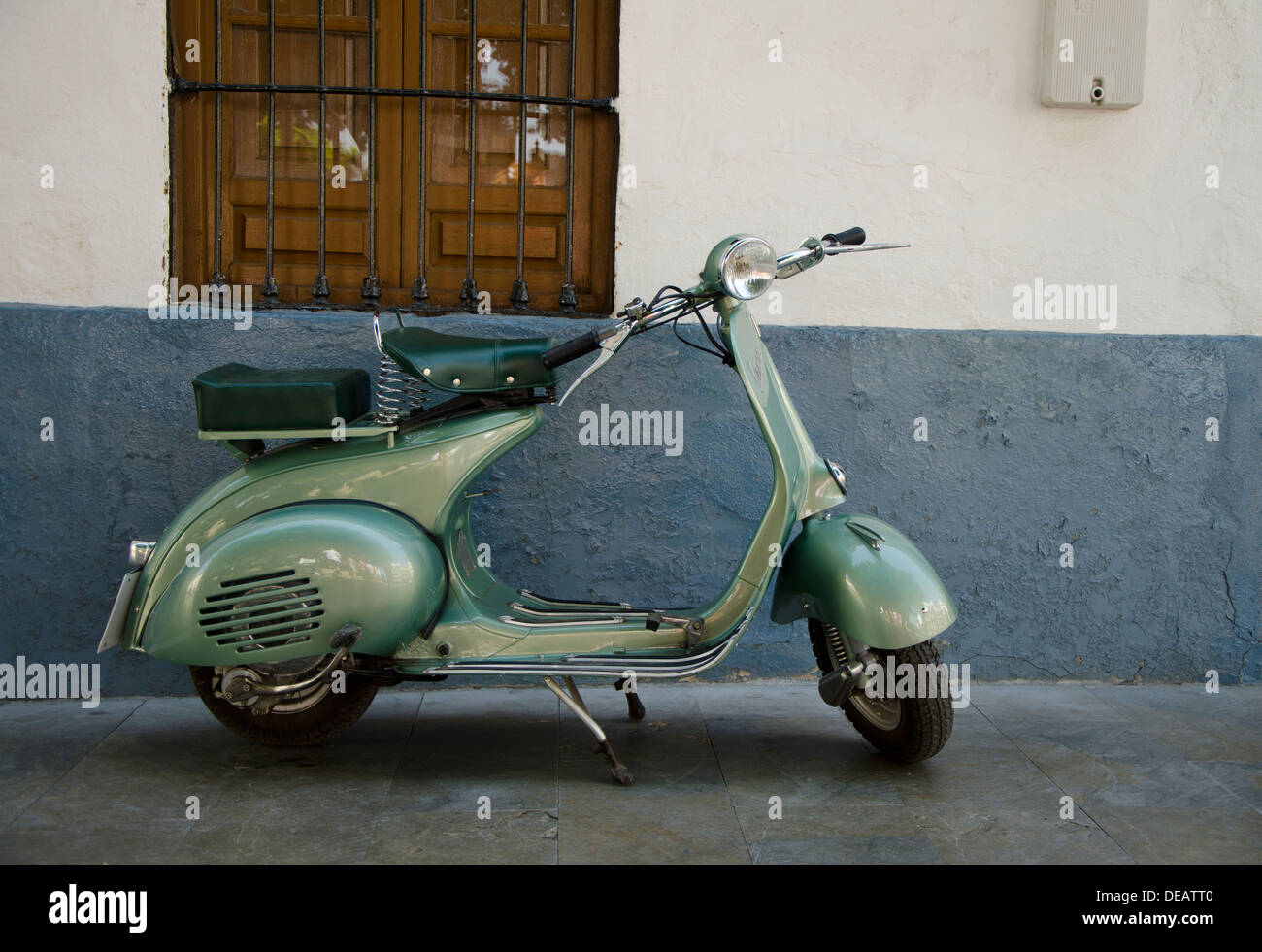 Vespa Piaggio 150 classic scooter 1962 parcheggiato in una strada in Coin  Andalusia, Spagna Foto stock - Alamy